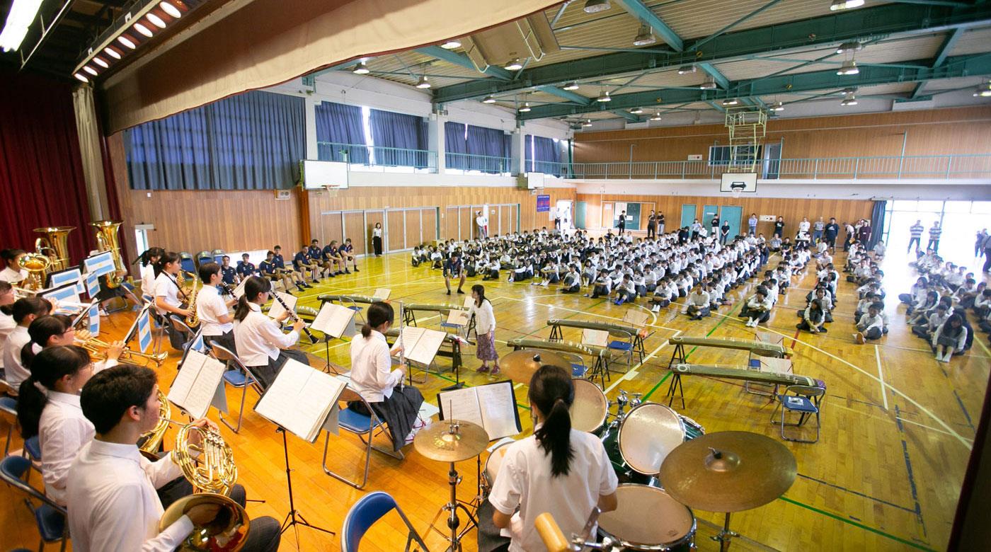 Los Pumas visitaron un colegio de Osaka