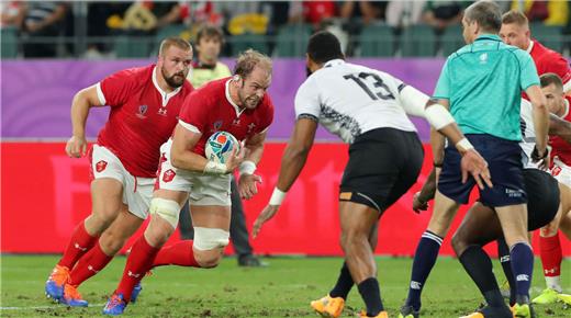 Gales sufrió, pero superó con experiencia a Fiji