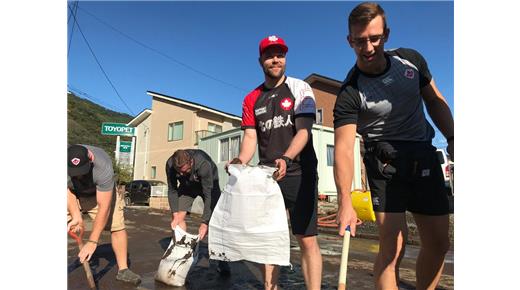 Los jugadores de Canadá ayudaron a limpiar la ciudad de Kamaishi tras el tifón Hagibis