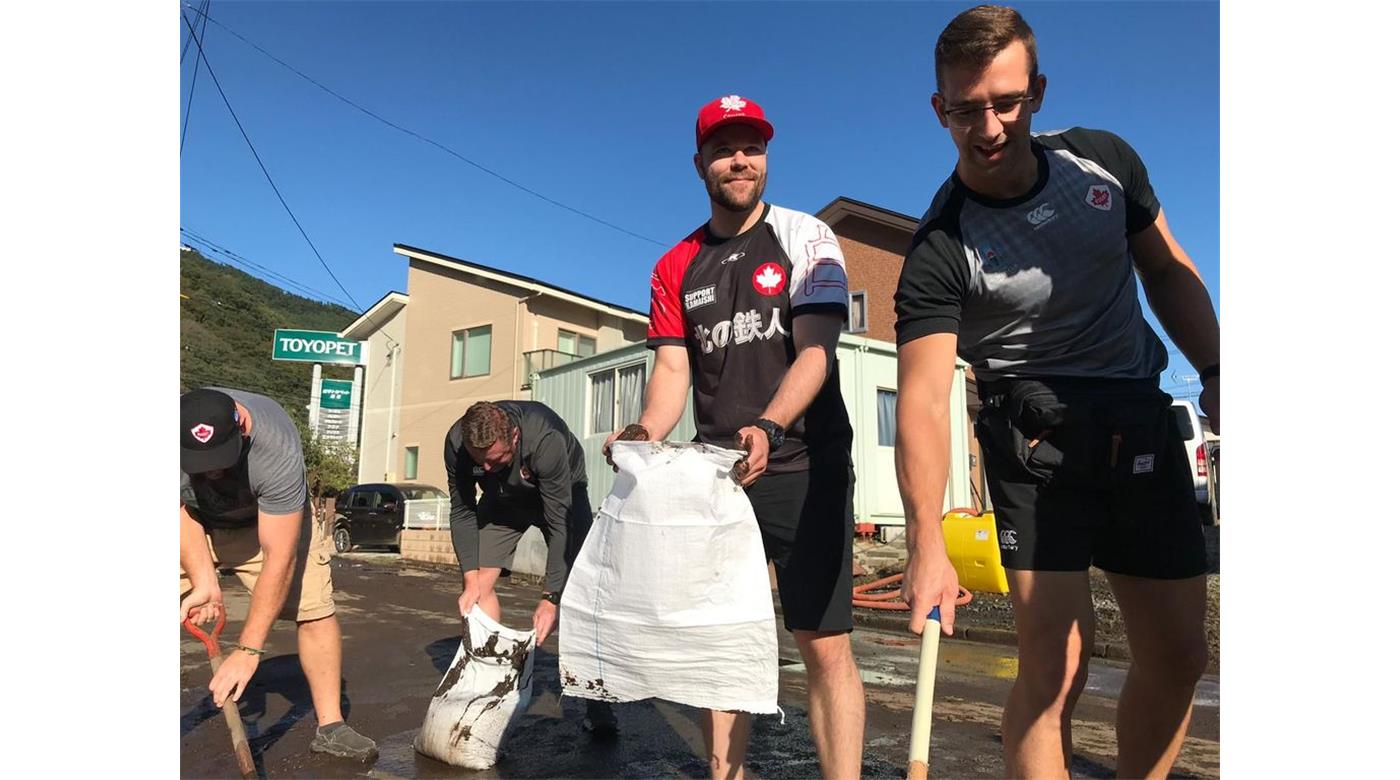 Los jugadores de Canadá ayudaron a limpiar la ciudad de Kamaishi tras el tifón Hagibis