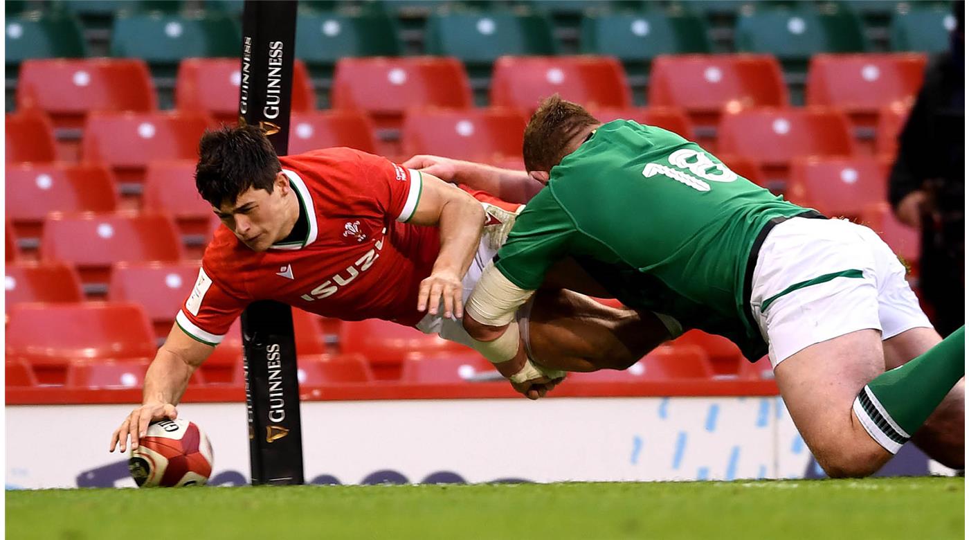 Irlanda sufrió la “Roja” y Gales se quedó con el duelo