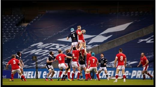 Con un tackle salvador en el final, Gales derrotó a Escocia y es puntero