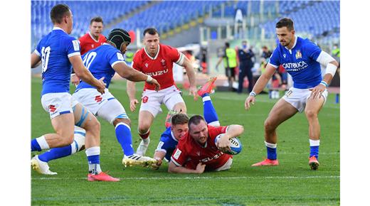 Gales aplastó a Italia y busca el Grand Slam