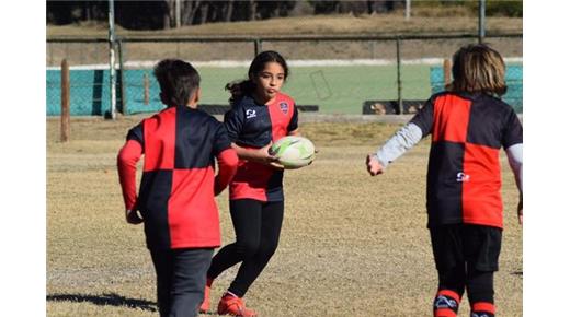 Orgullosos de su hija: Valentina superó todos los prejuicios que tenían y hoy es la primera jugadora infantil de rugby del Córdoba Athetic Club