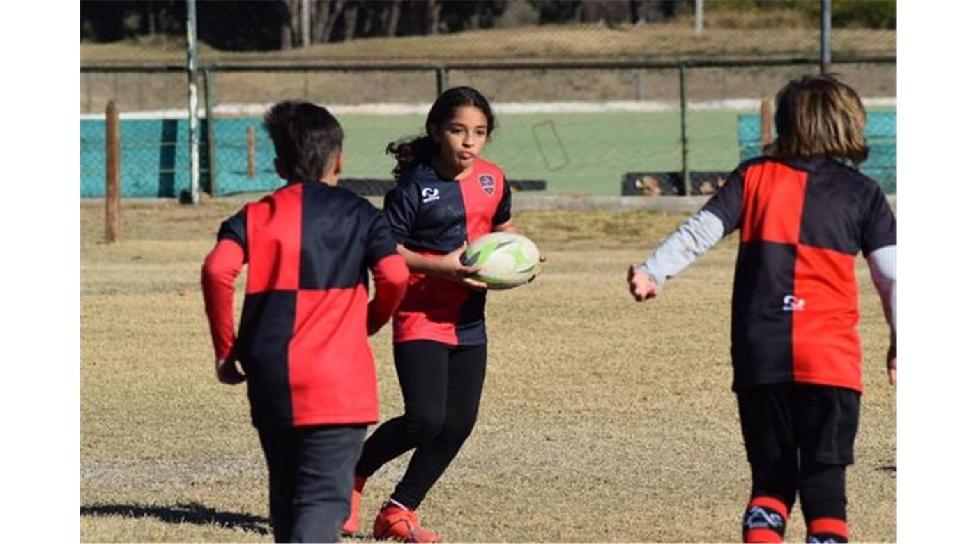 Orgullosos de su hija: Valentina superó todos los prejuicios que tenían y hoy es la primera jugadora infantil de rugby del Córdoba Athetic Club
