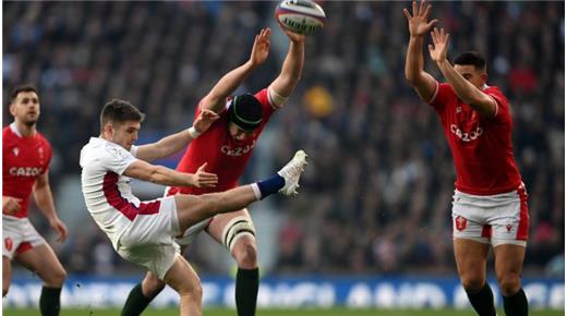 En un partido con poco juego, Inglaterra ganó y sigue en carrera por el título