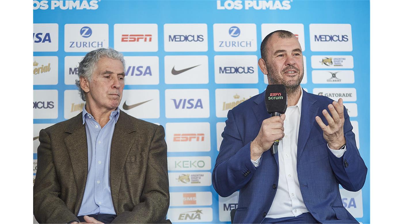 MICHAEL CHEIKA FUE PRESENTADO JUNTO A DOS DE LOS CUATRO INTEGRANTES DEL STAFF DE LOS PUMAS 