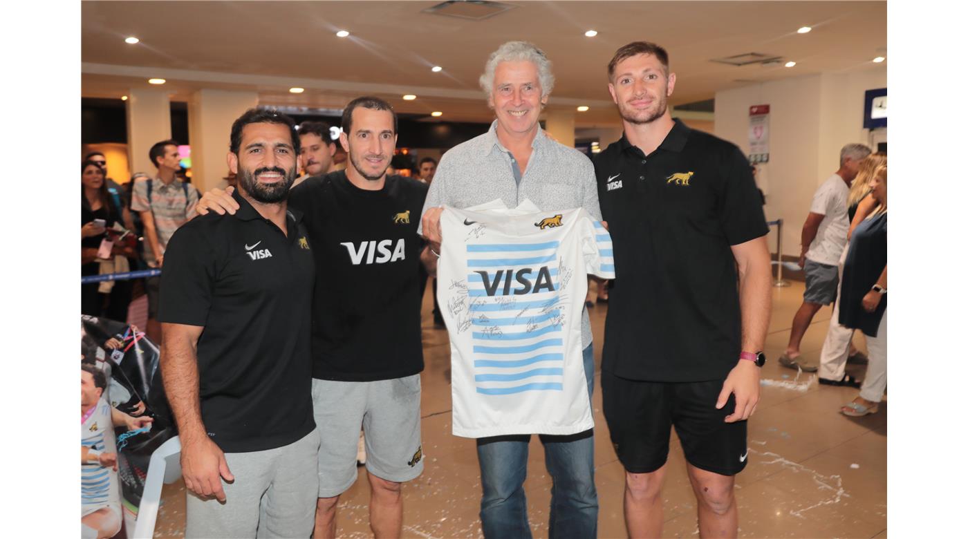 EL PRESIDENTE DE LA UAR RECIBIÓ A LOS PUMAS 7S TRAS CONSAGRARSE BICAMPEONES EN VANCOUVER
