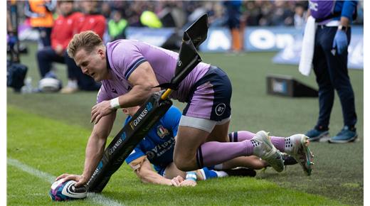 ESCOCIA LE GANÓ A ITALIA Y LO ASEGURÓ EN EL FINAL DE UN DISPUTADO PARTIDO