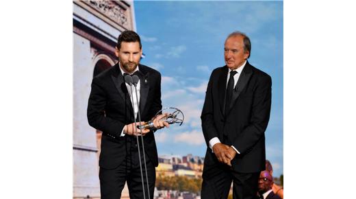MESSI RECIBIÓ EL PREMIO LAREAUS COMO MEJOR DEPORTISTA DEL AÑO DE MANOS DEL GRAN HUGO PORTA