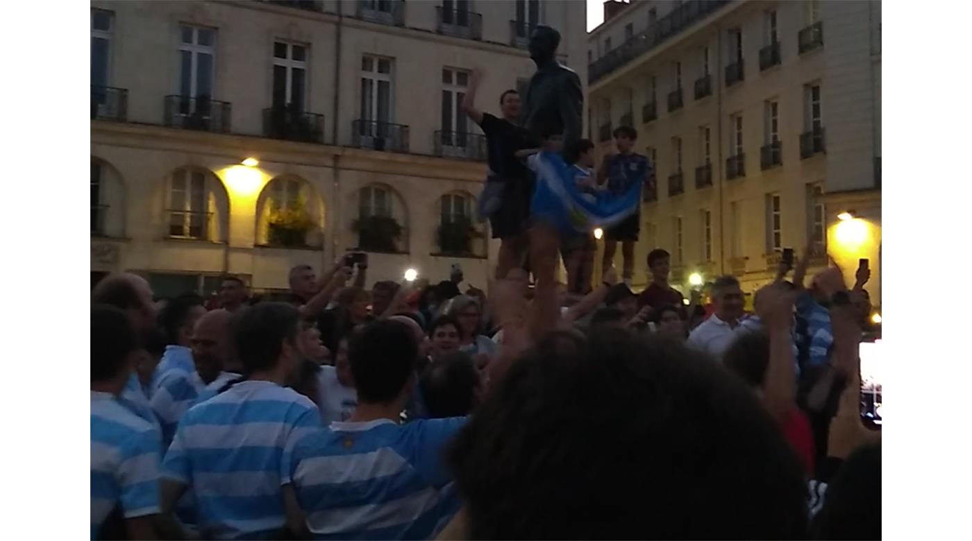 EL BANDERAZO ARGENTINO EN NANTES A LA ESPERA DE LA CLASIFICACIÓN