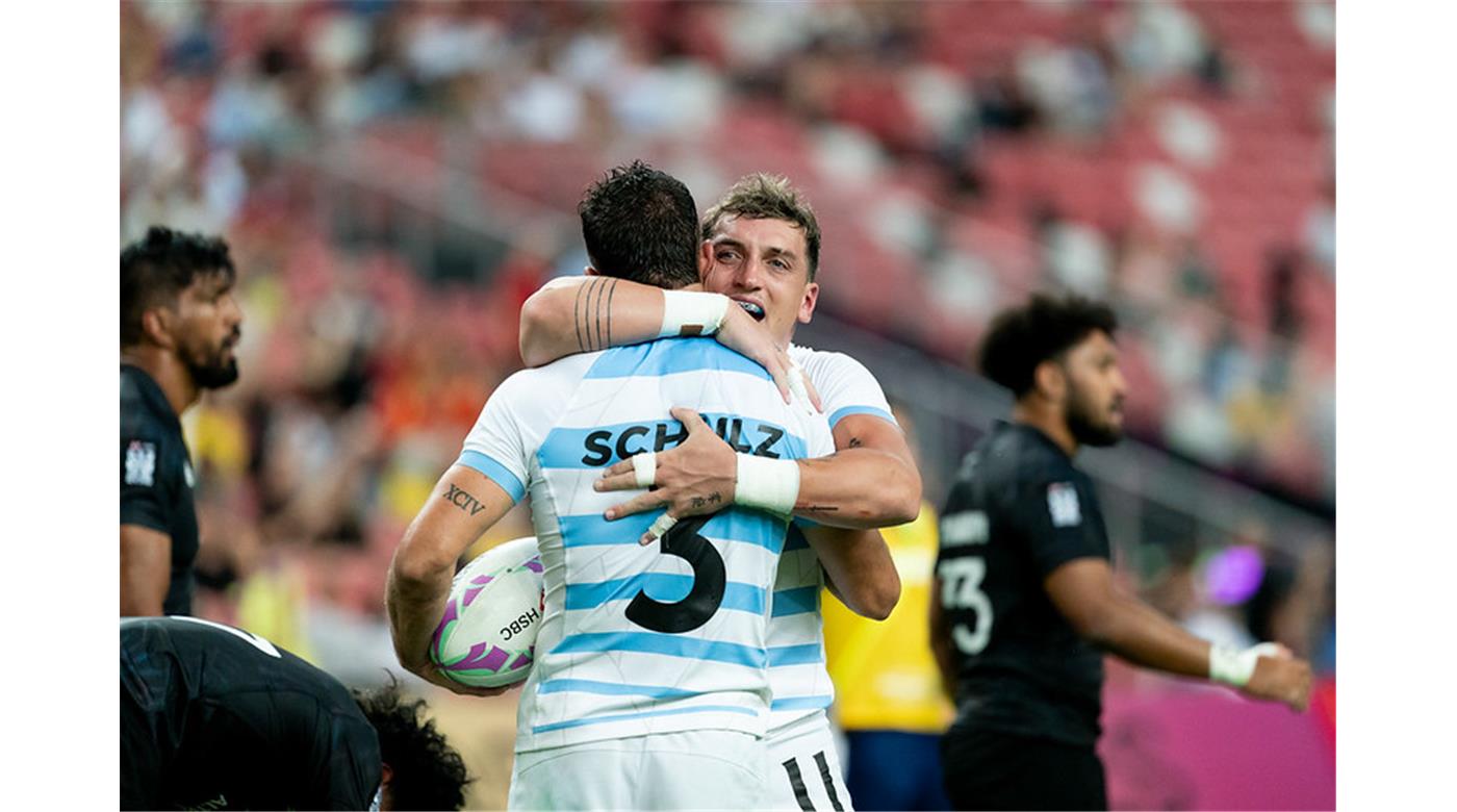LOS PUMAS SEVEN CONSIGUIERON UNA GOLEADA CON RECORD FRENTE A NUEVA ZELANDA PARA MAÑANA DEFINIR EL GRUPO ANTE A CANADÁ