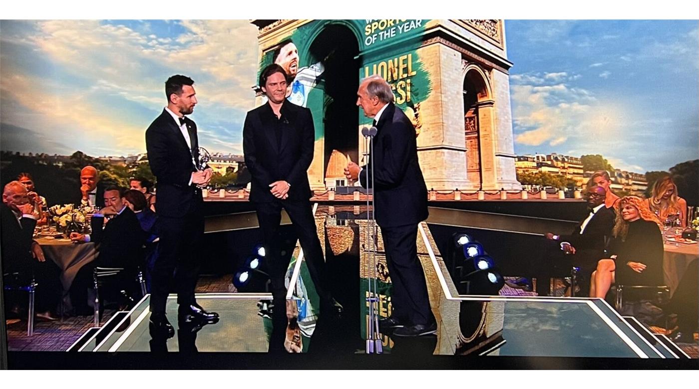 MESSI RECIBIÓ EL PREMIO LAREAUS COMO MEJOR DEPORTISTA DEL AÑO DE MANOS DEL GRAN HUGO PORTA